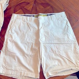 Lee’s Extreme Comfort 44w light khaki shorts. Great condition, worn only once.